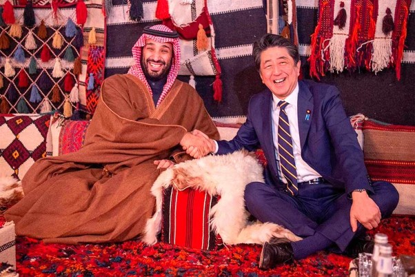 तीन देशों की यात्रा के पहले पड़ाव में सऊदी अरब में जापान के प्रधानमंत्री शिंजो आबे ने किंग सलमान बिन अब्दुलअजीज से की मुलाकात