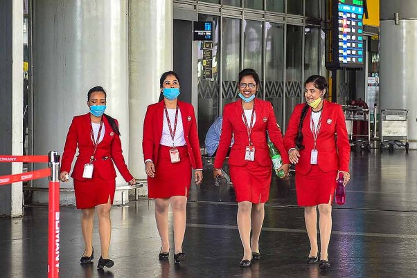 कोलकाता में एनएससीबीआई एयरपोर्ट पर फ्लाइट अटेंडेंट, दाे के मुं​ह से ​हटा ​दिखा मास्क