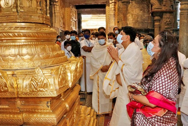 केंद्रीय रेल मंत्री पीयूष गोयल परिवार के साथ भगवान वेंकटेश्वर की पूजा करने पहुंचे तिरुमाला मंदिर
