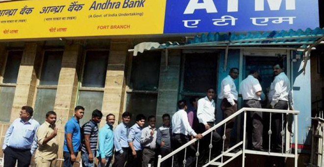 मुंबई भी पड़ी धीमी, 35 वें दिन भी बैंकों और एटीएम में नकदी नहीं