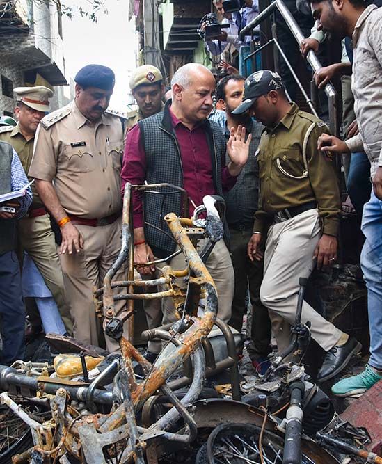 उत्तर-पूर्वी दिल्ली के दंगा प्रभावित क्षेत्रों में से एक शिव विहार का दौरा करते दिल्ली के उपमुख्यमंत्री मनीष सिसोदिया