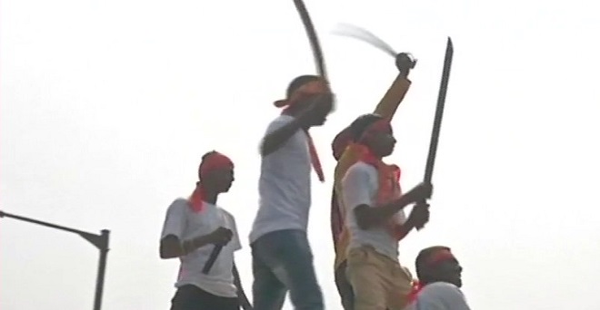 टीएमसी-भाजपा ने निकाली रैलियां, राममंदिर महोत्सव समिति के लोगों ने लहराईं तलवारें