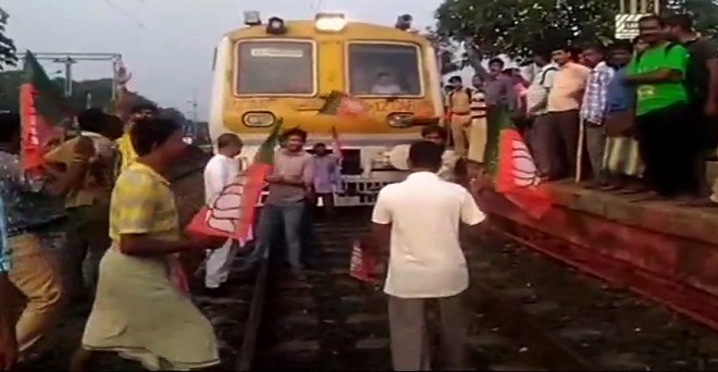 भाजपा के बंगाल बंद के दौरान हिंसा, समर्थकों ने बस में की आगजनी, रोकीं ट्रेनें
