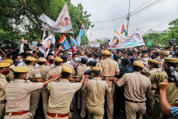 जयपुर के सिविल लाइंस में पेगासस मुद्दे को लेकर कांग्रेस कार्यकर्ताओं का विरोध प्रदर्शन