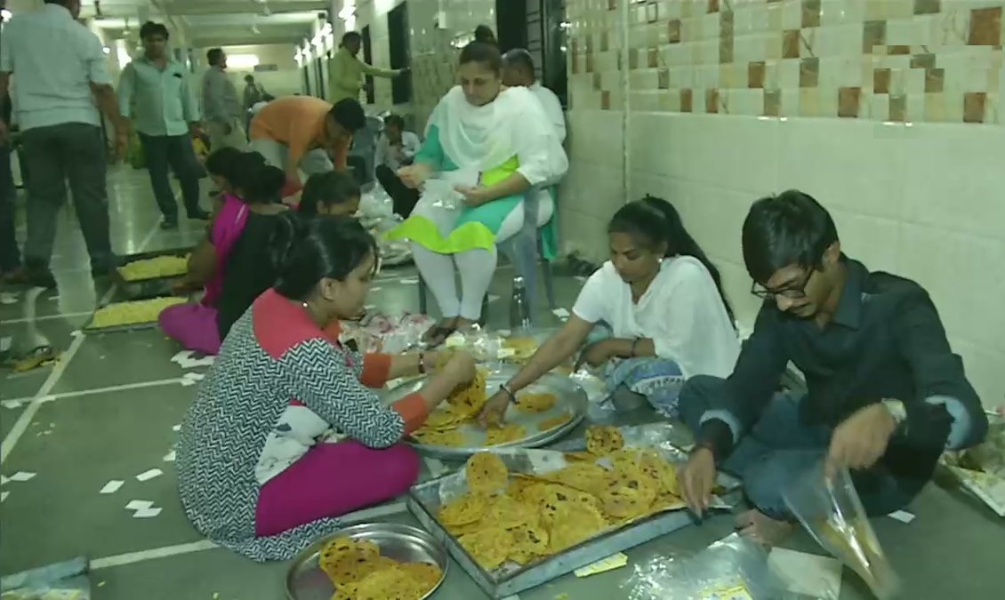 गुजरात के राजकोट में चक्रवात वायु प्रभावित क्षेत्रों में भेजे जाने के लिए तैयार किए जा रहे भोजन के पैकेट