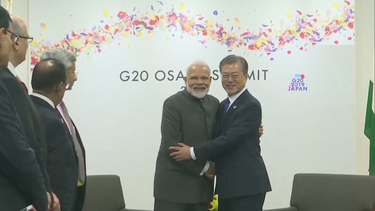जापान में दक्षिण कोरिया के राष्ट्रपति मून जे-इन के साथ जी-20 सम्मेलन के दौरान द्विपक्षीय बैठक करते प्रधानमंत्री नरेंद्र मोदी।