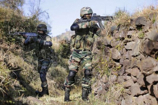 जम्मू-कश्मीरः शोपियां मुठभेड़ में पांच आतंकवादी ढेर, तीन जवान घायल