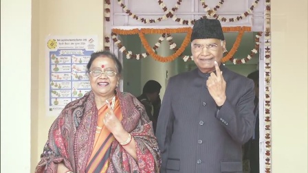 पत्नी सविता कोविंद के साथ राष्ट्रपति भवन में मौजूद राजेंद्र प्रसाद केंद्रीय विद्यालय में वोट डालने के बाद राष्ट्रपति रामनाथ कोविंद