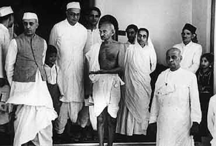 सरदार वल्लभ भाई पटेल और प. जवाहरलाल नेहरू के साथ महात्मा गांधी