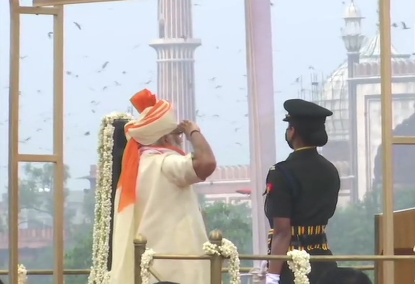74वें स्वतंत्रता दिवस के अवसर पर लाल किले की प्राचीर से राष्ट्रीय ध्वज फहराते प्रधानमंत्री नरेंद्र मोदी