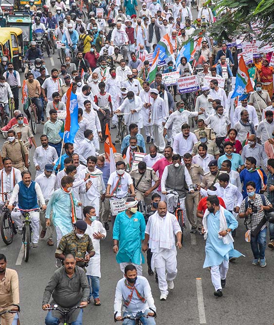 बिहार कांग्रेस पार्टी ने महंगाई को लेकर पटना में साइकल से रैली निकालकर किया विरोध प्रदर्शन