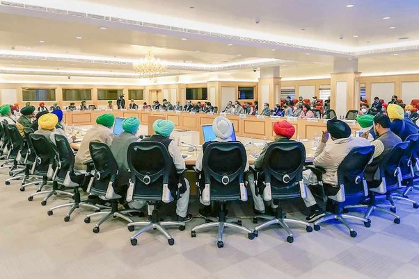 कृषि सुधार कानूनों को लेकर कृषि मंत्री नरेंद्र सिंह तोमर और अन्य नेताओं के साथ बैठक विभिन्न किसान यूनियनों के प्रतिनिधी