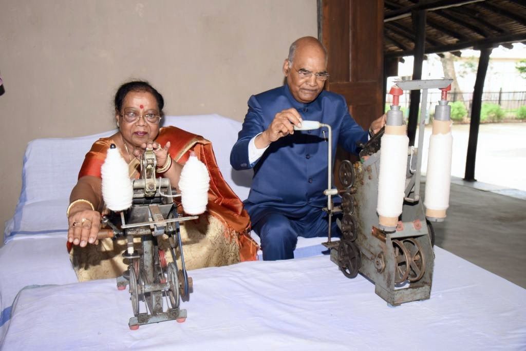 महाराष्ट्र: सेवाग्राम आश्रम बापू कुटी में यात्रा के दौरान राष्ट्रपति राम नाथ कोविंद और उनकी पत्नी सविता कोविंद