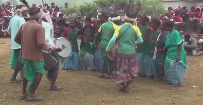 झारखंड: झामुमो के विधायकों ने करवाई चुंबन प्रतियोगिता, विवाद