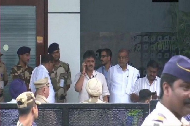 कर्नाटक संकट: स्पीकर के खिलाफ सुप्रीम कोर्ट पहुंचे बागी विधायक, कल होगी सुनवाई