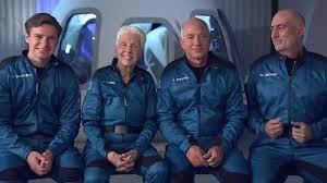 बन गया इतिहास, अंतरिक्ष की यात्रा कर जेफ बेजोस और उनके तीन साथी सुरक्षित धरती पर लौटे