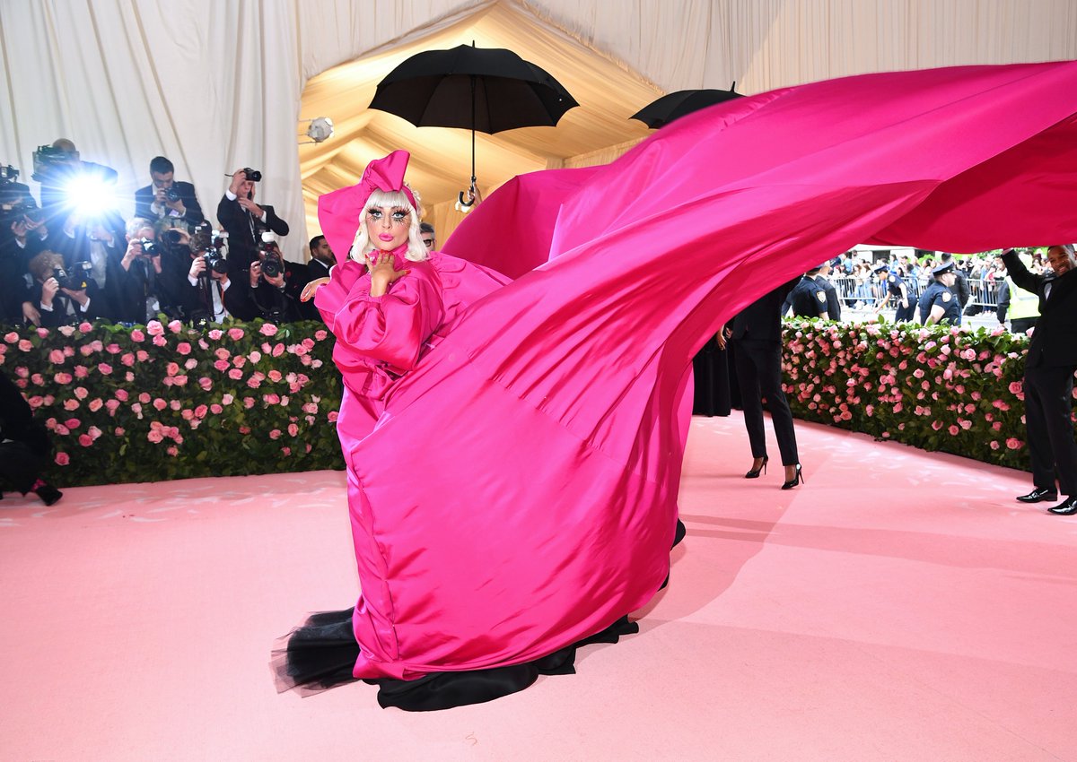 Met Gala 2019: 25 फुट लंबी पिंक कलर की केप ड्रेस के साथ कुछ इस तरह नजर आईं सिंगर लेडी गागा
