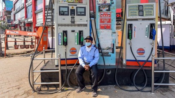 कंपनियों ने नहीं बढ़ाए हैं दाम, कुछ राज्यों में वैट के कारण बढ़ी है पेट्रोल-डीजल की कीमत: इंडियन ऑयल