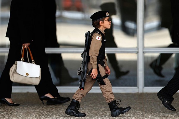 ब्राजील के ब्रासीलिया में प्लानाल्टो प्रेसिडेंशियल पैलेस में सैन्य पुलिस की पोशाक पहने एक बच्चा