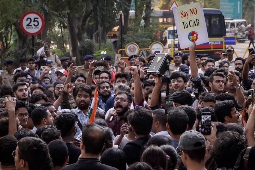 छात्रों पर लाठीचार्ज का पूरे देश में विरोध, विपक्ष एकजुट, फिल्म-खेल जगत ने भी की निंदा