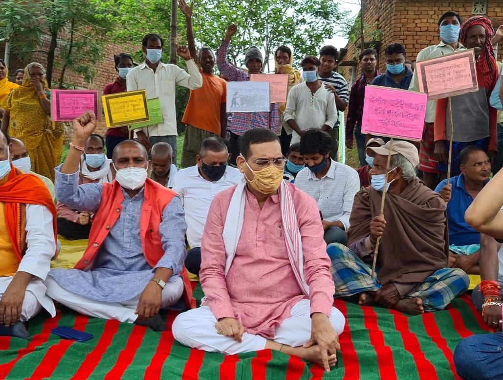झारखंड: किसानों को धान खरीद का पैसा नहीं मिलने पर गरमाई राजनीति, भाजपा ने खेतों पर दिया धरना