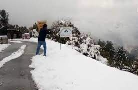 बर्फबारी से सफेद चादर में लिपटा कश्मीर; राजमार्ग बंद, उड़ानें निलंबित