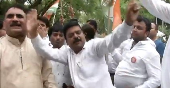 येदियुरप्पा के इस्तीफे के बाद कांग्रेस में खुशी की लहर, नाचते दिखे कार्यकर्ता