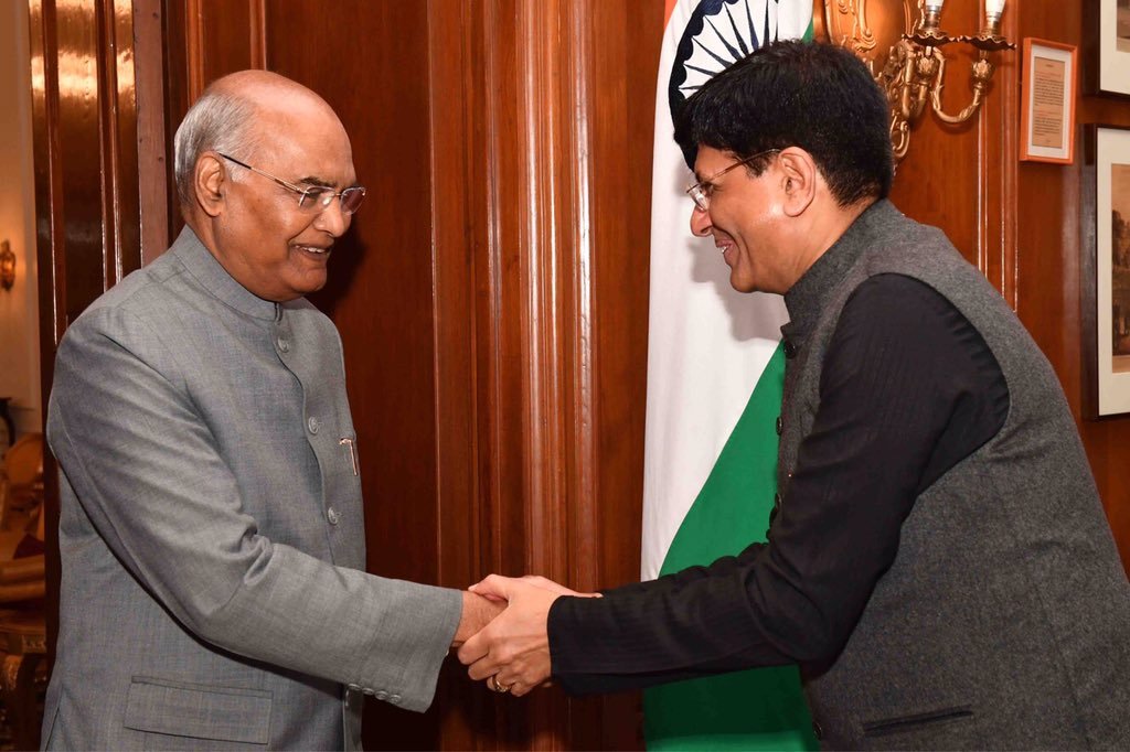 बजट पेश करने से पहले वित्त मंत्री पीयूष गोयल ने राष्ट्रपति भवन में राष्ट्रपति से मुलाकात की।