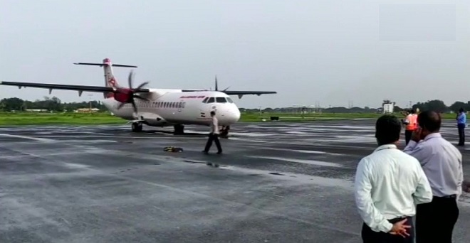 कोच्चि के नेवल बेस से शुरू हुई यात्री उड़ान, किराये पर सरकार रख रही है नजर