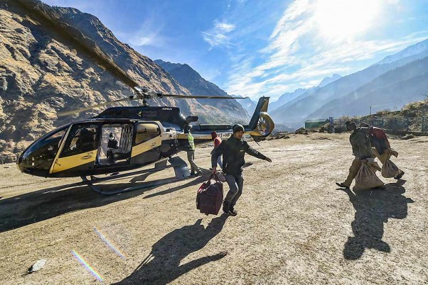 उत्तराखंड के बाढ़ग्रस्त क्षेत्रों में हेलीकॉप्टर से पहुंचाई जा रही जरूरतमंदों तक मदद