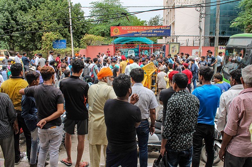 दिल्ली पुलिस द्वारा एक सिख ड्राइवर की पिटाई के विरोध में मुखर्जी नगर में प्रदर्शन करते सिख समुदाय के लोग