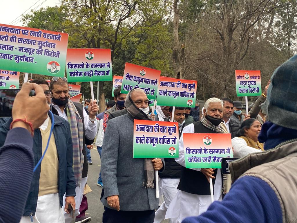 भूपेंद्र सिंह हुड्डा के नेतृत्व में कांग्रेस विधायकों ने किया राजभवन तक पैदल मार्च, नहीं मिले राज्यपाल