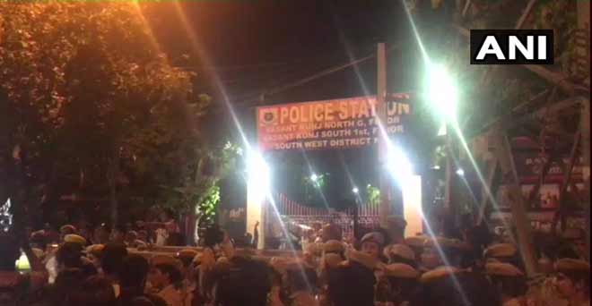 जेएनयू के छात्रों की पुलिस से झड़प