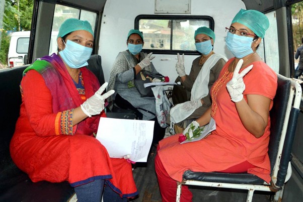 कराड में कोविड-19 संक्रमण से ठीक होने के बाद सहादरी अस्पताल से घर लौटने के लिए गाड़ी में बैठी महिलाएं