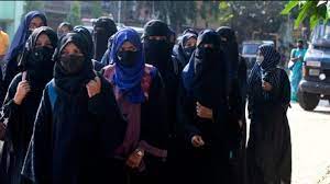 कर्नाटक हाई कोर्ट में एजी ने कहा- 5 फरवरी का सरकारी जीओ हिजाब पर नहीं लगाता रोक, मामले में राज्य को बेवजह घसीटा