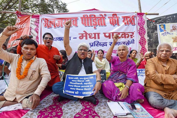 पटना में एक विरोध प्रदर्शन के दौरान राजेंद्र नगर इलाके के जलभराव पीड़ितों के साथ नर्मदा बचाओ आंदोलन की संस्थापक मेधा पाटकर