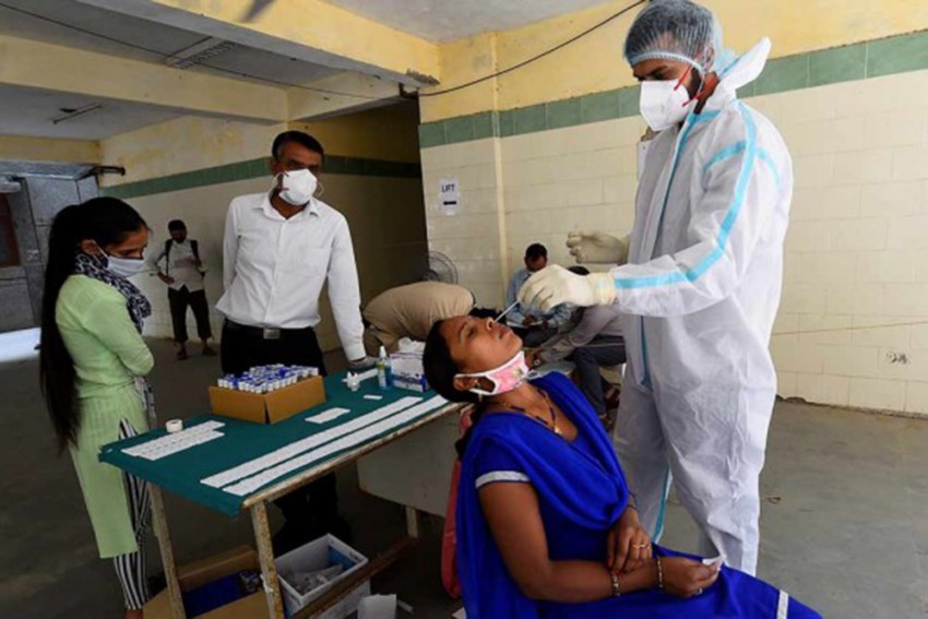 कोरोना वायरस: 24 घंटे में एक लाख से कम मामले, लेकिन मौतों की संख्या ने बढ़ाई चिंता