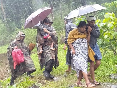 केरल के बाढ़ प्रभावित वायनाड में बचाव अभियान के दौरान लोगों को सुरक्षित स्थान पर ले जाते सेना के जवान