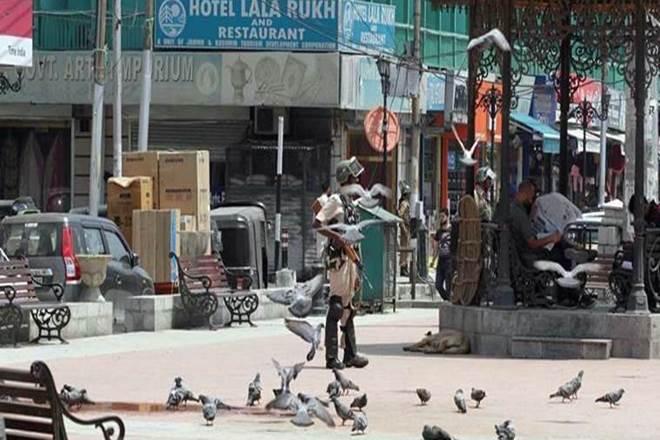 कश्मीर में दुकानें सील करके धमकियों के पोस्टर लगा रहे आतंकी, प्रसाशन को खुली चुनौती