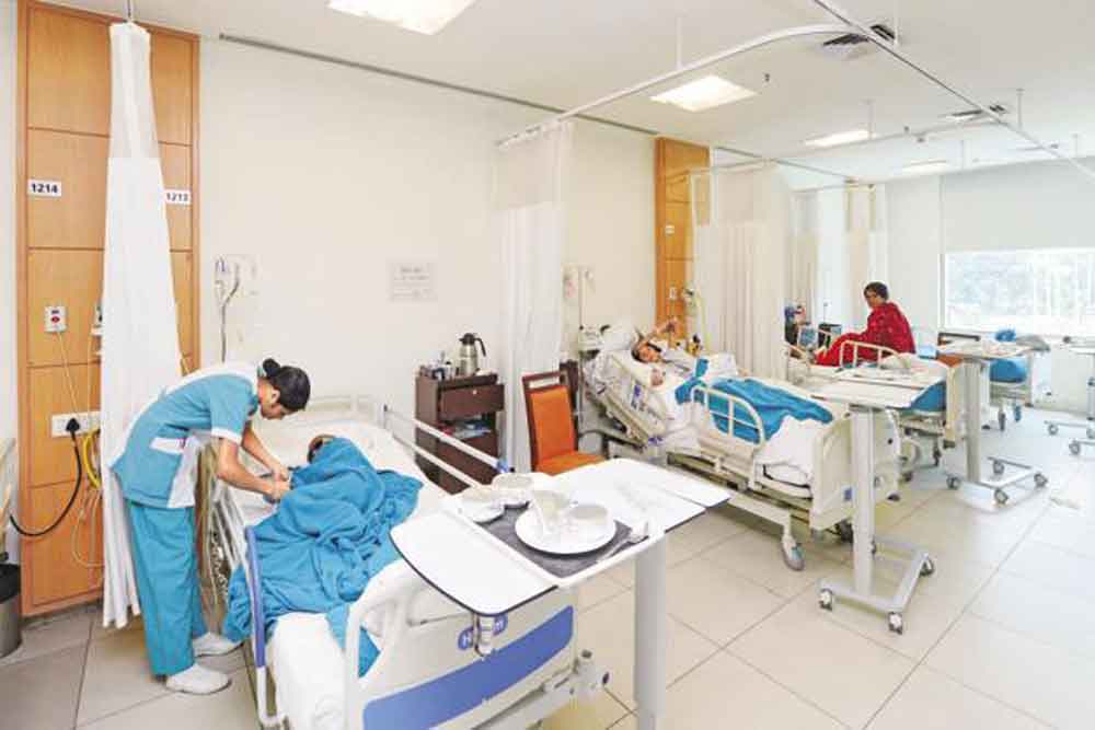 सरकारी कर्मचारियों की कैशलेस सुविधा पर लग सकता है ब्रेक, मोदी सरकार पर इलाज का करोड़ों बकाया