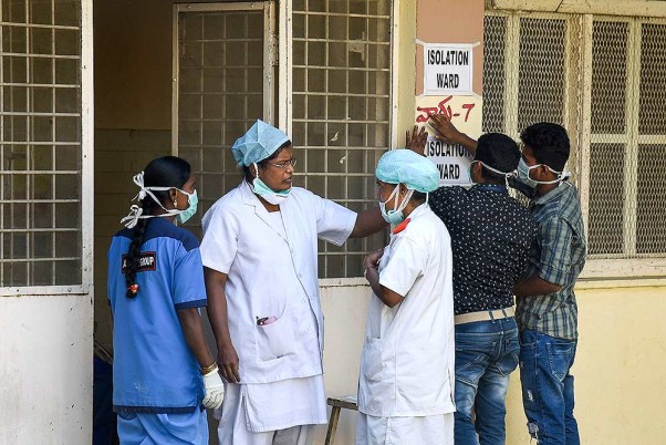 हैदराबाद में कोरोनावायरस (सीओवी) के किसी भी संदिग्ध मामले में उपचार देने के लिए बनाए विशेष आईसोलेशन वार्ड के बाहर खड़े अस्पताल के स्टाफ