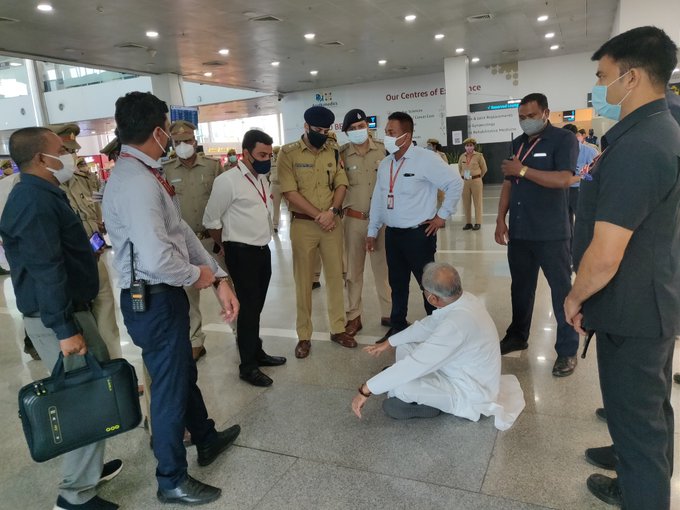 लखीमपुर खीरी: हिरासत में नहीं गिरफ्तार हैं प्रियंका गांधी, लखनऊ एयरपोर्ट पर सीएम भूपेश बघेल का धरना