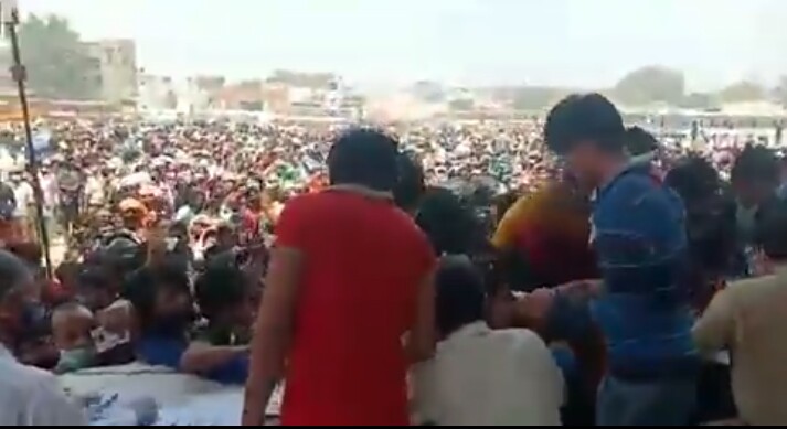 वीडियो: गाजियाबाद में पेपर वेरिफिकेशन के नाम पर उड़ी सोशल डिस्टेंसिंग की धज्जियां, हजारों मजदूर जुटे