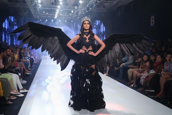 मुंबई में बॉम्बे टाइम्स फैशन वीक के दौरान रैंप वॉक करतीं फेमिना मिस इंडिया 2019 सुमन राव