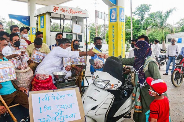 भोपाल: पेट्रोल की कीमतों में बढ़ोतरी के खिलाफ कांग्रेस कार्यकर्ताओं का विरोध, एक लीटर पेट्रोल पर एक किलो प्याज दे रहे मुफ्त!