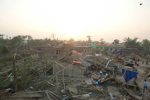 नेपाल के काठमांडू से 136 किलोमीटर दूर बीरगंज में बारिश और आंधी के बाद क्षतिग्रस्त मकान