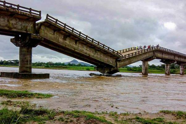 रांची के तामार इलाके में चक्रवात 'यास' से हुई भारी बारिश के कारण कांची नदी पर बना पुल ढहा