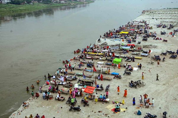 प्रयागराज में ज्येष्ठ पूर्णिमा पर्व के अवसर पर गंगा नदी में डुबकी लगाते श्रद्धालु