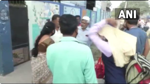 वीडियो: 'हिजाब उतारो'... कर्नाटक में स्कूल पहुंचने के बाद छात्रा से गेट पर उतरवाया गया हिजाब