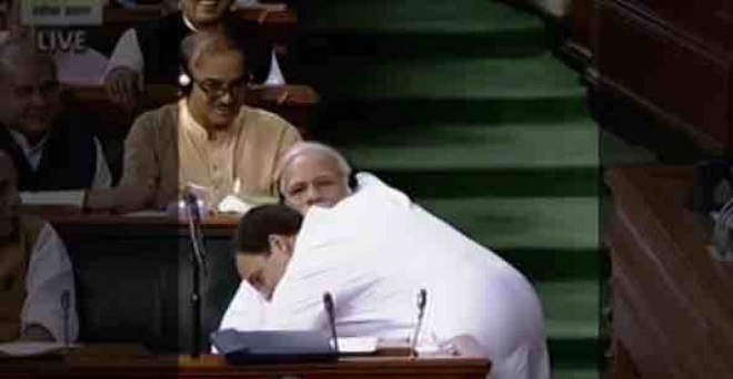 कांग्रेस का पलटवार- राहुल गांधी ने गले लगा कर जताई सहानुभूति, पीएम मोदी कर रहे हैं ड्रामा